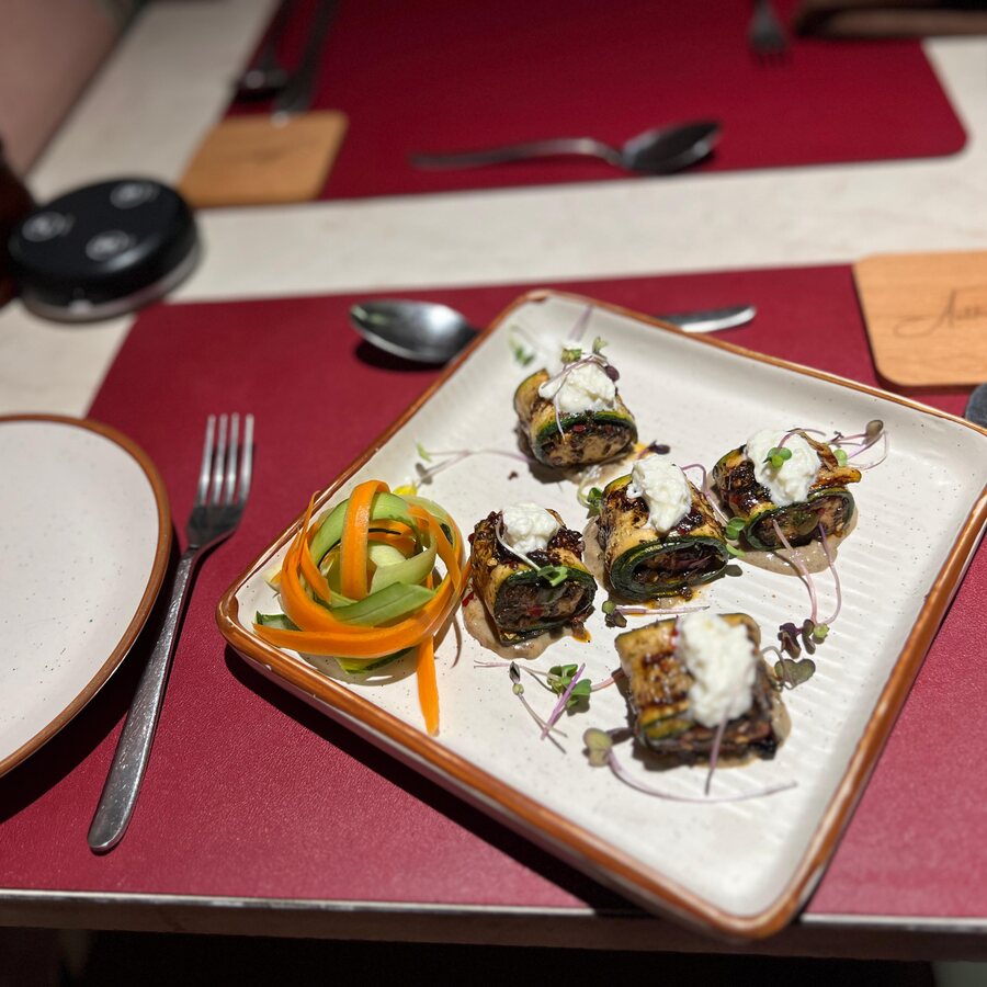 Burrata zucchini roll